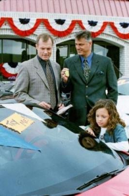 Eric Camden (Stephen Collins), Ruthie Camde, (Mackenzie Rosman) & le un vendeur de voiture (Thor Edgell)