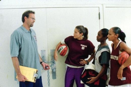 Mary Camden & le Coach Jason Clearly avec deux joueuses de l'équipe de basket
