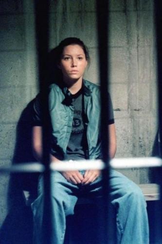 Mary Camden (Jessica Biel) en cellule