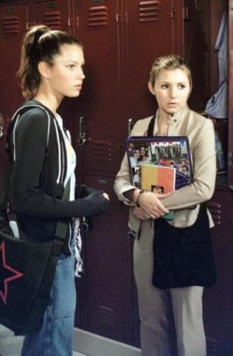 Mary Camden (Jessica Biel) & Lucy dans les couloirs du lycée