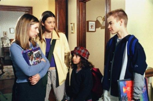Lucy (Beverley Mitchell), Mary Camden (Jessica Biel), Simon (David Gallagher) & Ruthie Camden (Mackenzie Rosman) dans le couloir
