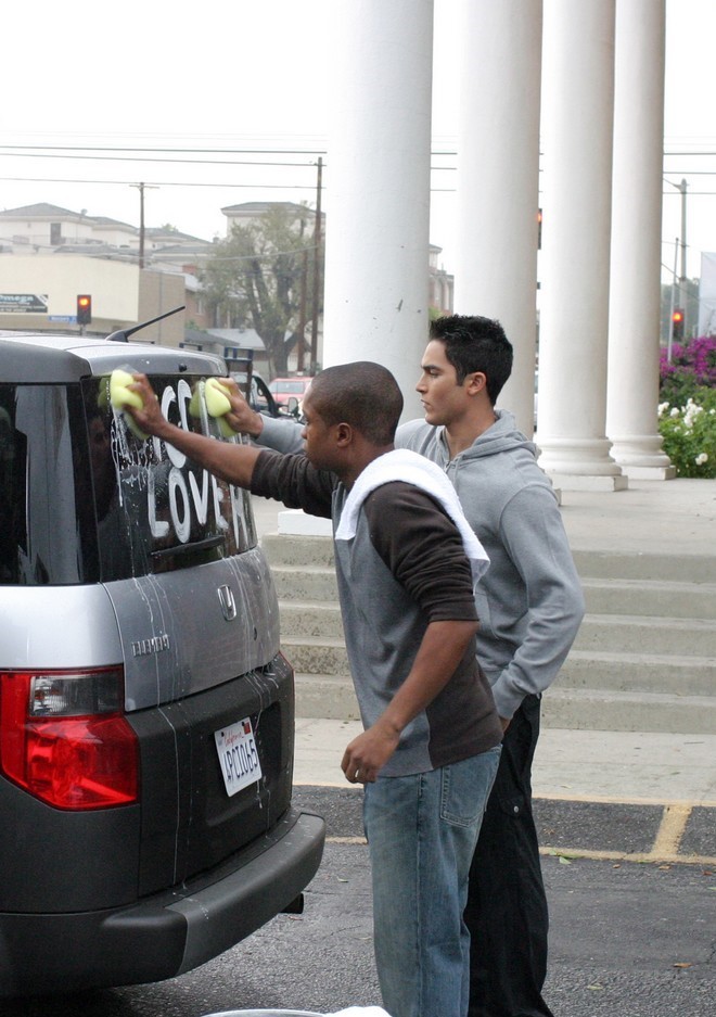 Martin (Tyler Hoechlin) et Alex (Samuel L. Jones ) lavent une voiture
