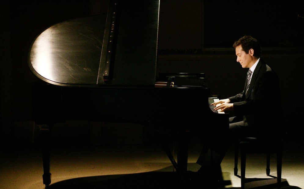 M. Feinstein (Michael Feinstein) joue du piano