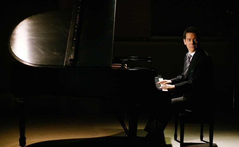 M. Feinstein (Michael Feinstein) joue du piano
